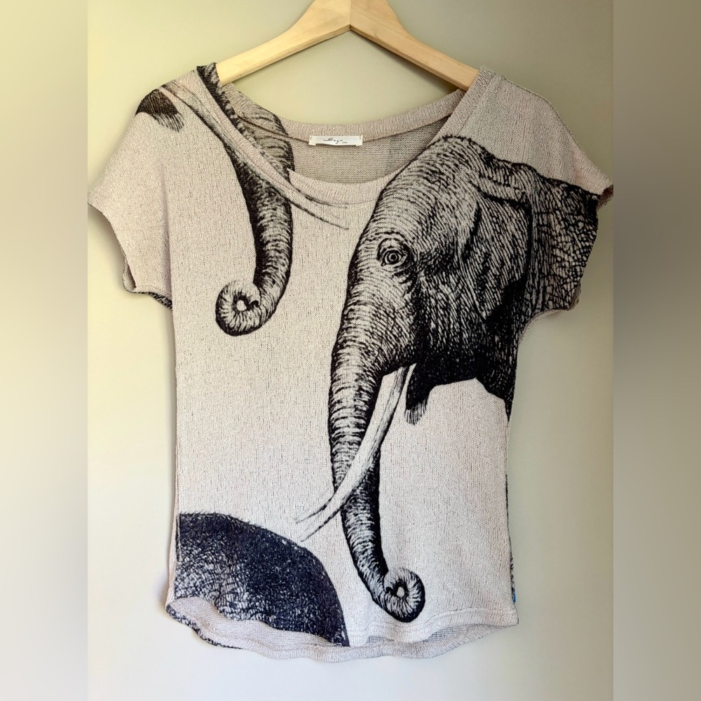 Gaze U.S.A. Elephant Sketch Knit Top. EUC. Size Small. Beige & Black.